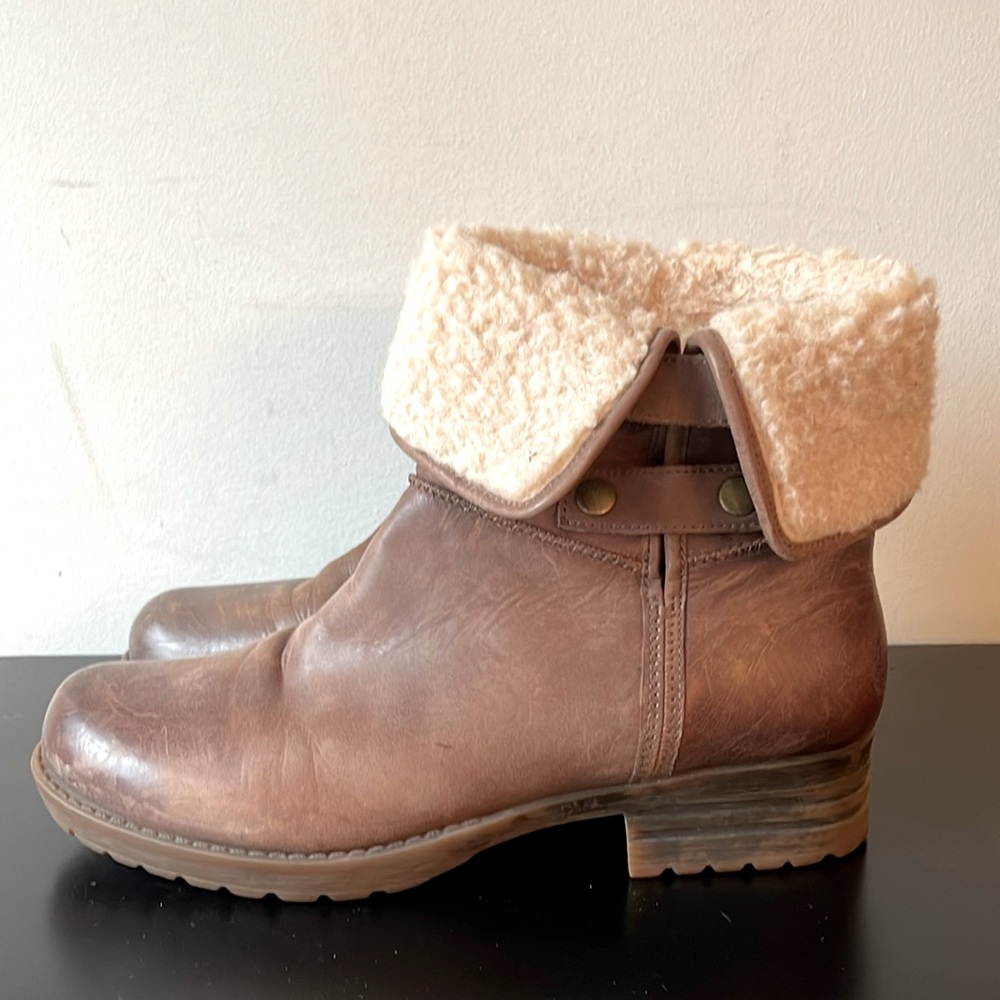 Tara M brown leather distressed boots size 9